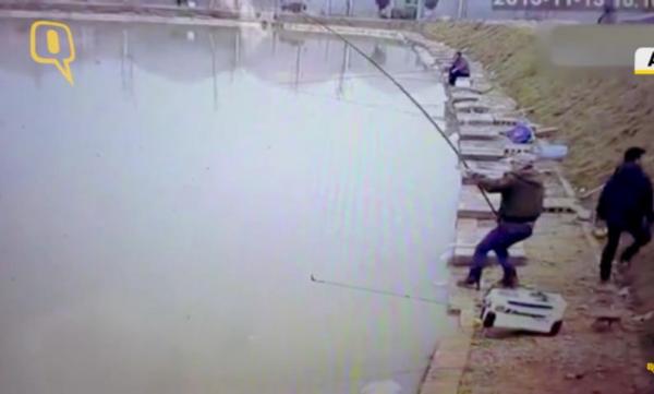 بالفيديو: سمكة تسقط صياداً في الماء بعد أن علقت بصنارته