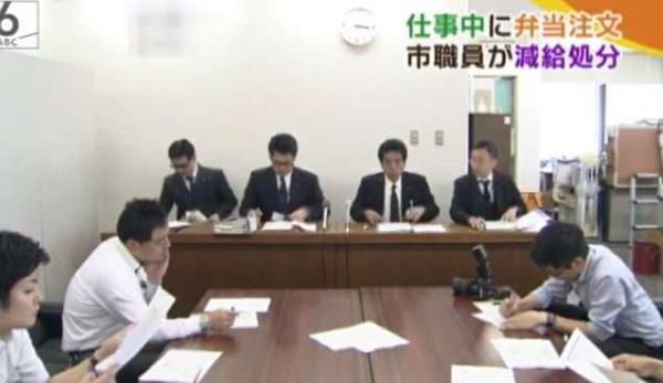 شركة يابانية تعتذر تلفزيونيا لترك عامل مكتبه ثلاث دقائق (فيديو )