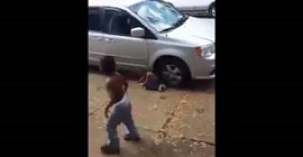 بالفيديو.. طفلان يضربان بعضهما في الشارع وسط تشجيع المارة