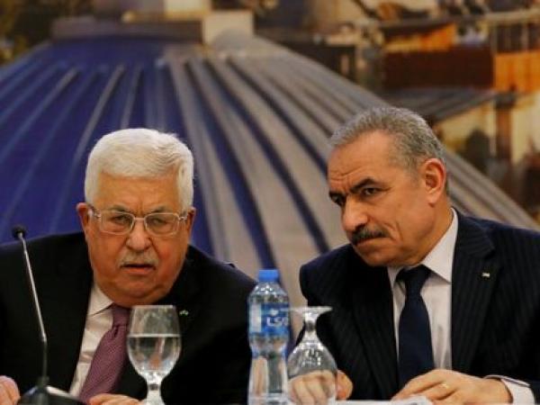 رئيس الوزراء الفلسطيني يقدم استقالة حكومته للرئيس محمود عباس