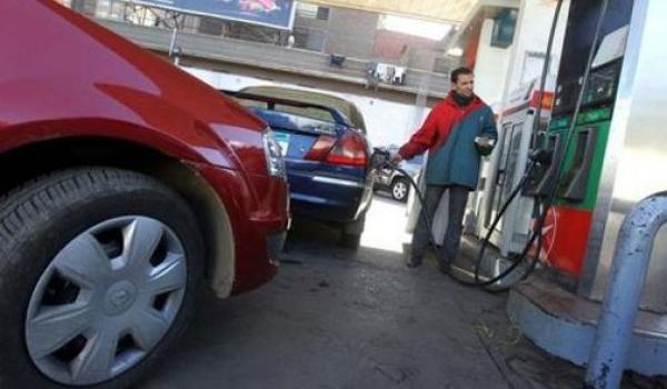 أسعار النفط تسجل تراجعا قياسيا والمغاربة ينتظرون انعكاس هذا الانخفاض على أسعار المحروقات