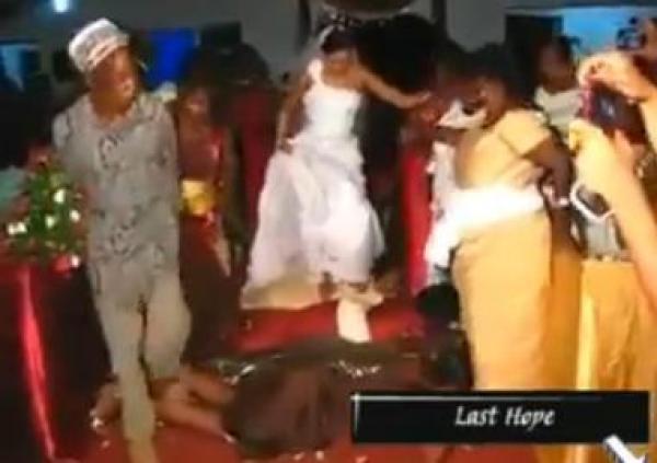 بالفيديو: عروس تمشي على ظهر "العوانس" لجلب الحظ