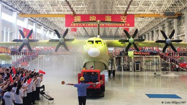 الصين تدشن أكبر طائرة مائية في العالم