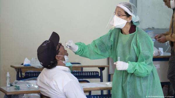 هل انخفاض عدد المصابين الجدد بفيروس كورونا بالمغرب مرتبط بتراجع عدد الاختبارات المجراة؟