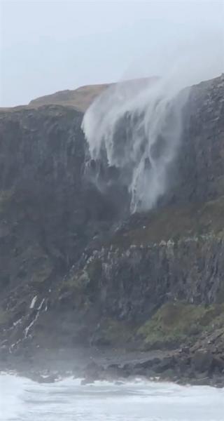 مياه شلال تعود للخلف بسبب رياح عاصفة (فيديو)