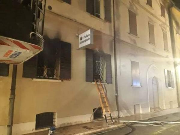 مهاجر مغربي يضرم النار في مركز للشرطة الإيطالية ويتسبب في وفاة شخصين واصابة 16 آخرين