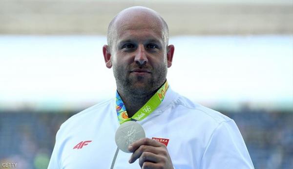 قمة الإنسانية ...بطل أولمبي يبيع ميداليته لإنقاذ طفل مصاب بالسرطان‏