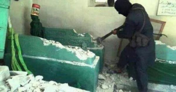 تنظيم داعش ينشر صورا لهدم مراقد واضرحة ومساجد في الموصل