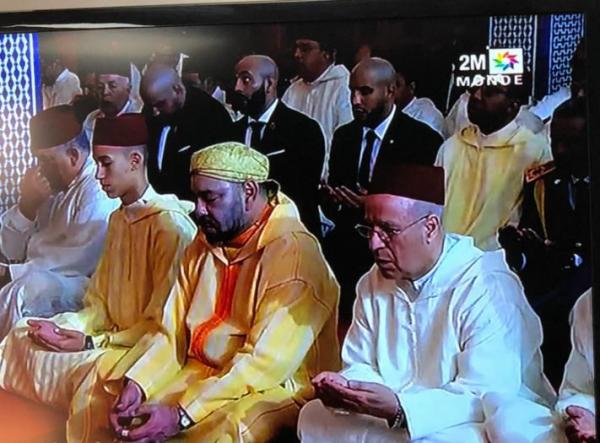 بعد عودته من فرنسا .. الملك يؤدي صلاة الجمعة بمسجد حسان بالرباط (فيديو)