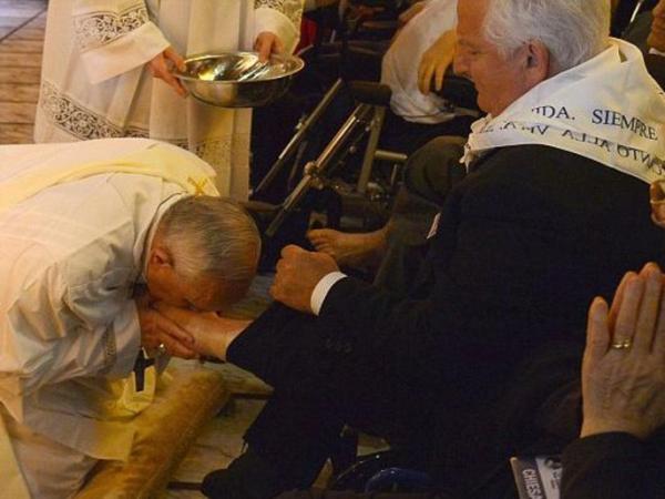 بالفيديو : البابا فرنسيس يغسل قدم مسلم ليبي ويقبلها