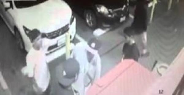 بالفيديو.. 3 شباب يسرقون صبيين بأحد شوارع أمريكا