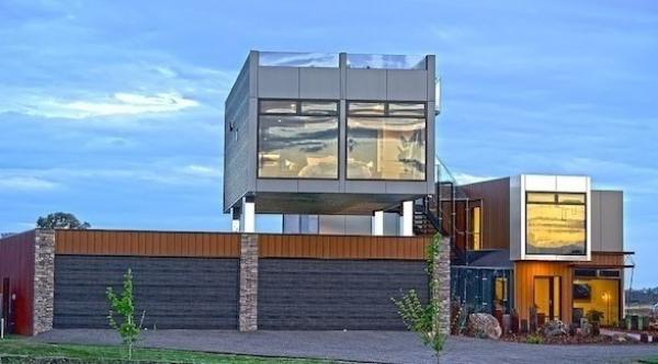 زوجان أستراليان ينهيان بناء منزل فاخر من سبع حاويات ضخمة للشحن