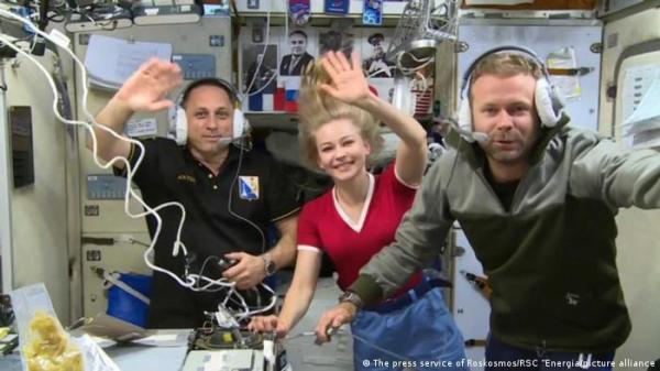 فريق فيلم "التحدي" الروسي المنافس لهوليوود يعود من رحلة للفضاء