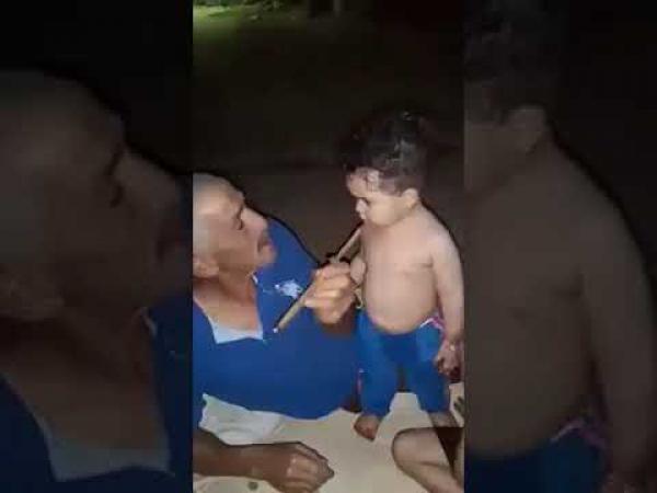 صادم بالفيديو:أب يشجع طفلته الصغيرة على تدخين "الكيف" ويعلمها ذلك وسط  فرح أسرته
