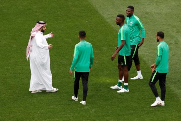 تركي آل الشيخ يدرّب المنتخب السعودي في مباراة الأوروغواي!