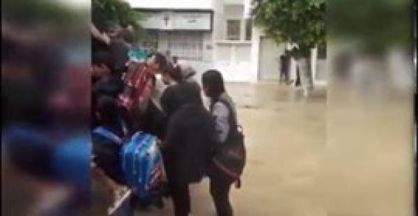 بالفيديو.. لحظة نقل الطلاب لمدارسهم داخل شاحنة النفايات في تونس
