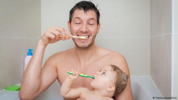 هل استخدام فرشاة الأسنان الكهربائية خطر على الأطفال؟