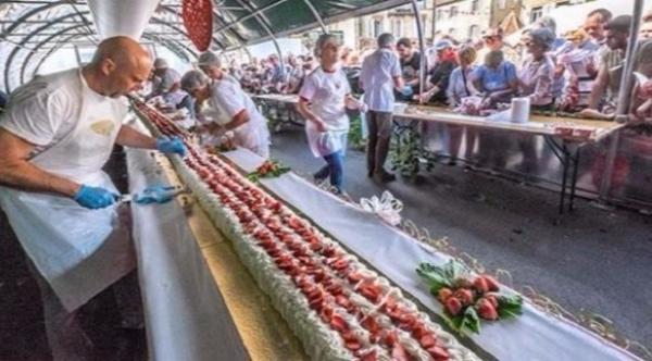 فرنسا تحتفل بمهرجان الفراولة بأطول كعكة في العالم