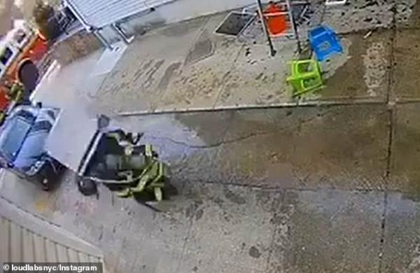 لحظة سقوط مكيف على رجل إطفاء أثناء عمله ونجاته بأعجوبة (فيديو)
