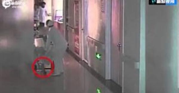 بالفيديو.. طفل يسقط من والدته أثناء جرها على كرسي متحرك لغرفة العمليات