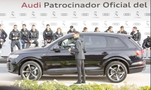 بالصور .. لاعبو ريال مدريد يستلمون سياراتهم الجديدة وأشرف حكيمي يختار هذا الموديل