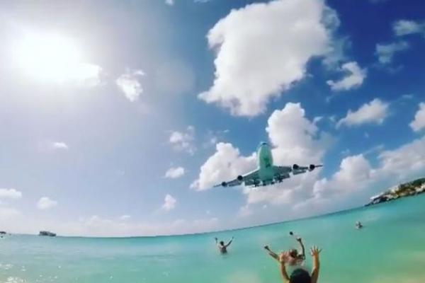 بالفيديو: شاهد كيف اجتاحت طائرة ركاب شاطئاً يعج بالسياح