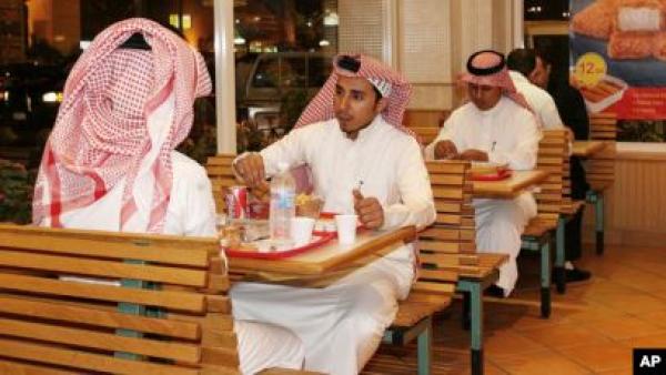في مشهد غريب.. متاجر ومطاعم سعودية تبقي أبوابها مفتوحة في أوقات الصلاة (فيديو)