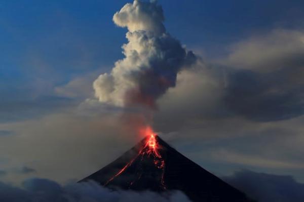 لحظات مرعبة لاستيقاظ بركان "مايون" في الفلبين،والسلطات تعلن الاستنفار (فيديو)