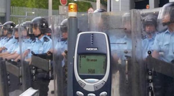 بالصور: هاتف نوكيا يتصدى لـ 50 رصاصة في مظاهرات هونغ كونغ