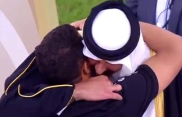 عناق حار من أمير قطر للحسين عموتة بعد نهائي كأس آسيا(فيديو)