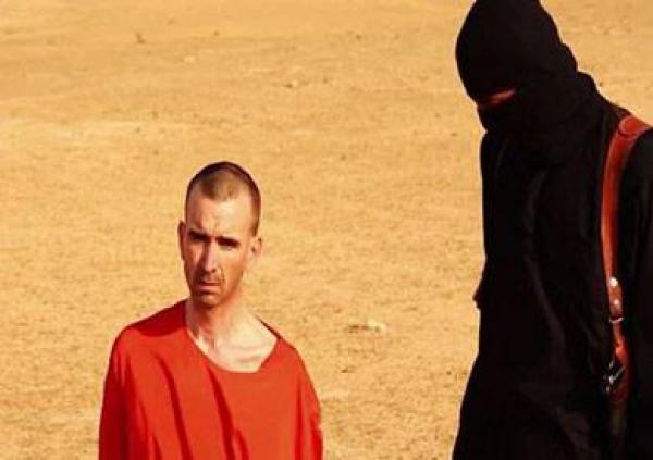 عــاجل : "داعش" تُعلن قطعَ رأس الرهينة البريطاني "ديفيد هينز"