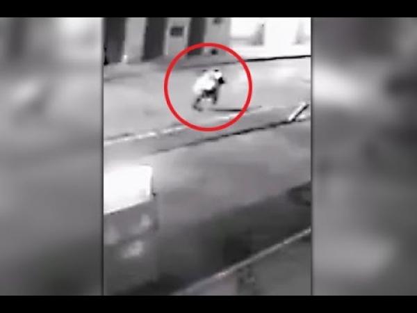 بالفيديو: حاول سرقة صاحب محطة وقود فشبت النيران بملابسه