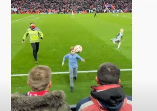 طفل يسرق الكرة أثناء مباراة ليفربول ويهرب الى المدرجات(فيديو)