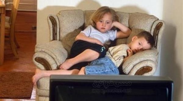 دراسة: الجلوس طويلاً أمام التلفزيون يهدد الأطفال بارتفاع ضغط الدم