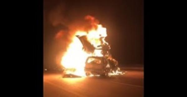 بالفيديو.. لحظة تصادم سيارة بشاحنة و اندلاع النيران