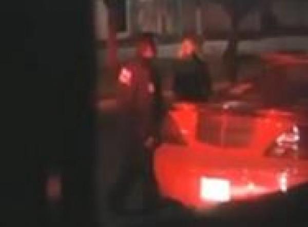 بالفيديو: شرطي يلغي مخالفة لامرأة حسناء مقابل "قبلة"
