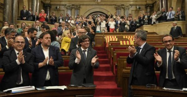 القضاء الإسباني سيلاحق قادة كاتالونيا بعد الدعوة لتنظيم استفتاء حول الاستقلال