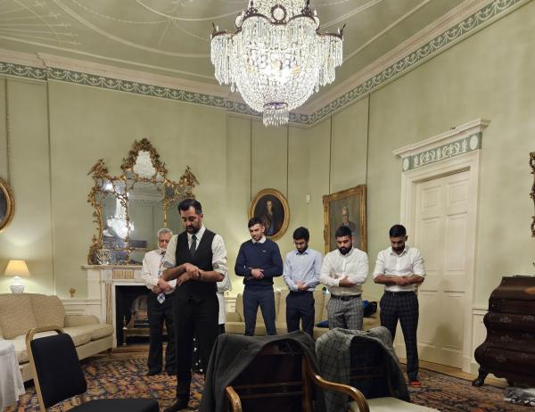 رئيس الوزراء الاسكتلندي يقيم الصلاة بالمقر الرسمي للحكومة(صور)