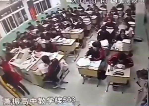 بالفيديو ... طالب ثانوي ينتحر أثناء حصة دراسية
