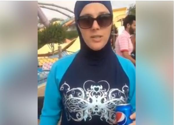 منع امريكية مسلمة من السباحة بـ"البوركيني" في أحد مسابح البيضاء و هذا رد فعلها (فيديو)