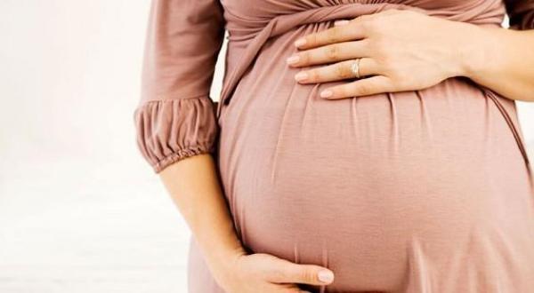 طبيبة بريطانية تطالب النساء بالإنجاب قبل سن الثلاثين