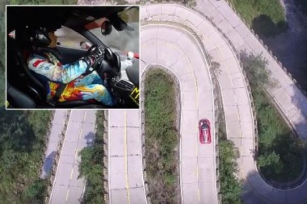 بالفيديو: سائق يحقق رقماً قياسياً على أخطر طريق في العالم