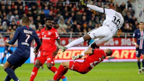 إصابة عنيفة لمدافع المنتخب المغربي أمام باريس سان جيرمان (فيديو)