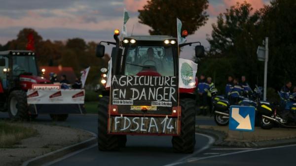 مزارعون غاضبون يدخلون باريس بجراراتهم مطالبين الحكومة بمساعدات