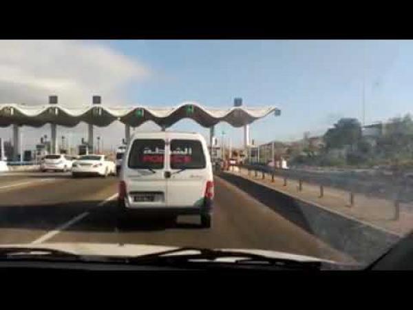 بالفيديو : سيارة الأمن الوطني تتملص من أداء تذكرة الطريق السيار  .. و تهرب من المحطة!