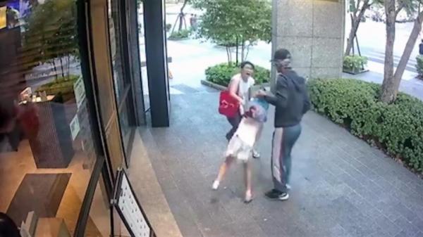 محاولة رجل اختطاف طفلة من يد والدتها (فيديو  )