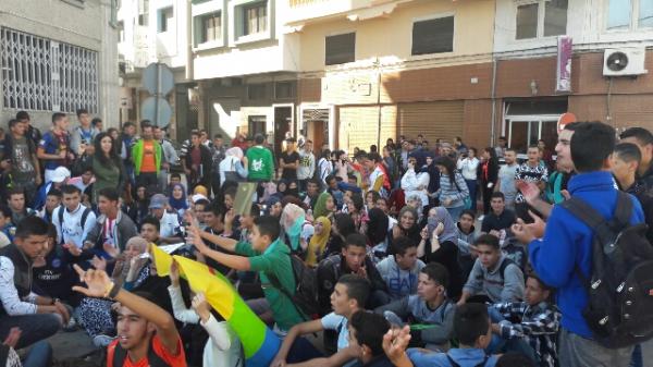 التلاميذ يخرجون في مسيرات غضب حاشدة بالحسيمة بعد وفاة محسن فكري