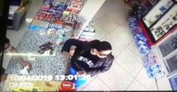 بالفيديو.. شاهد ماذا فعل صاحب سوبر ماركت مع امرأة ضبطها تسرق المحل