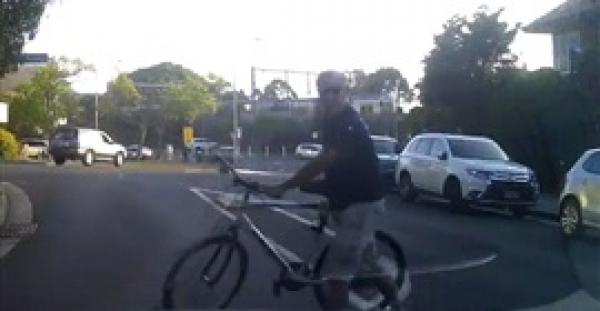 دراجة تقطع طريق السيارات  (فيديو وصور)