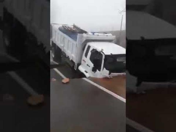 بالفيديو : الطريق الرابطة بين أمسكروض وتارودانت تبتلع شاحنة
